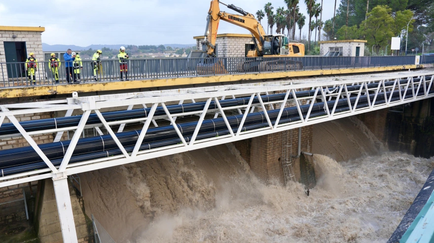 La presa de Arcos de la Frontera evacua agua al alcanzar su límite de capacidad