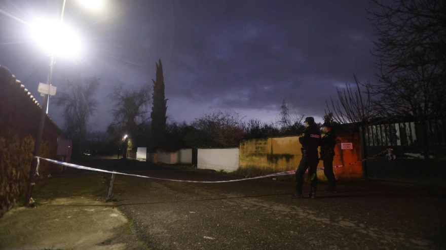 Efectivos de la Policía Nacional han desalojado a vecinos de una urbanización ante la crecida del río Guadalquivir para alejarlos de las zonas inundables