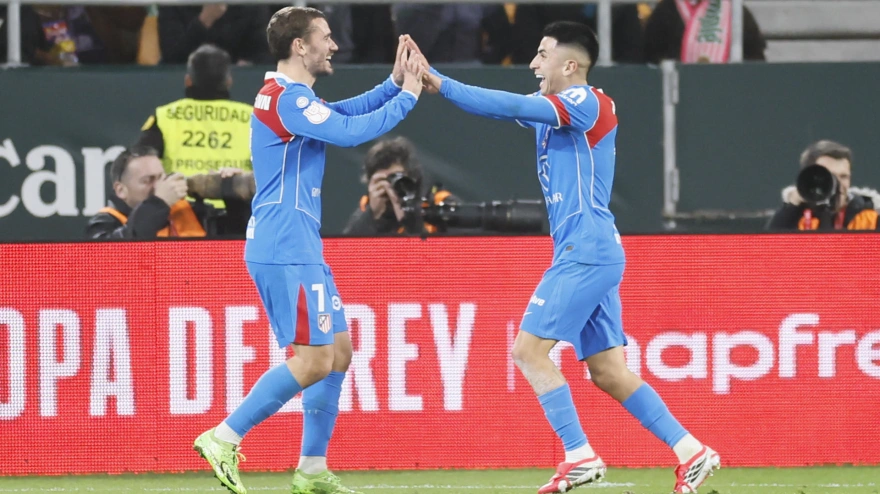Griezmann y Almada celebran el gol del Atético al Betis