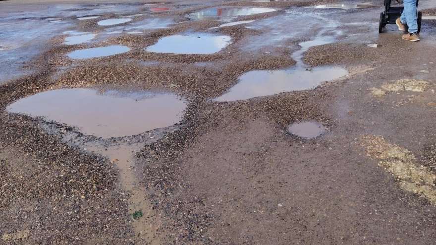 Critican el estado 'intransitable' de los accesos al centro de salud Mérida Norte