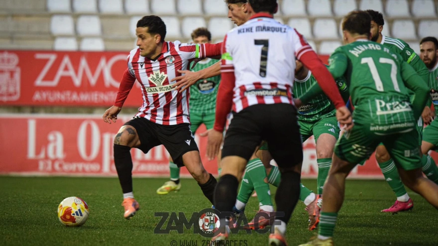 Carbonell, del Zamora CF, en el duelo ante el Racing en el Ruta de la Plata