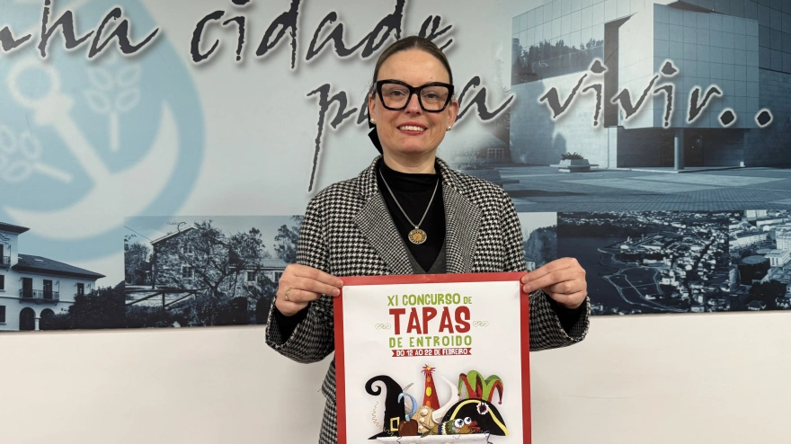 Olga Ameneiro con el cartel de la propuesta