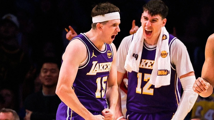 Austin Reaves celebra la victoria de los Lakers ante los Sixers.