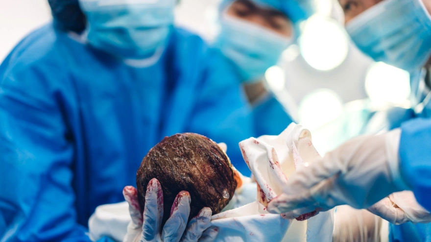 El derribo de la Residencia Cantabria desvela la historia del primer matrón que rompió barreras: "Conmocioné a mis compañeras"