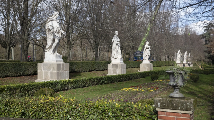 Las estatuas de los reyes del paseo de Sarasate ya están en la Taconera