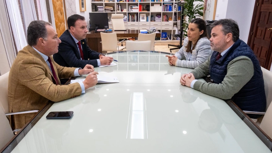 La Diputación de Huelva pone a disposición de la FAMP su modelo de red pública de cajeros automático