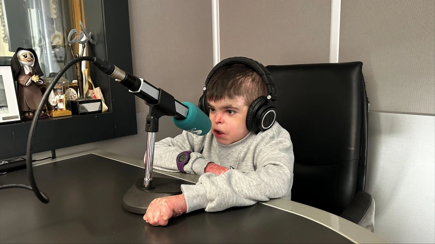 Leo, el niño sevillano que lucha para que la cura de la Piel de Mariposa sea una realidad