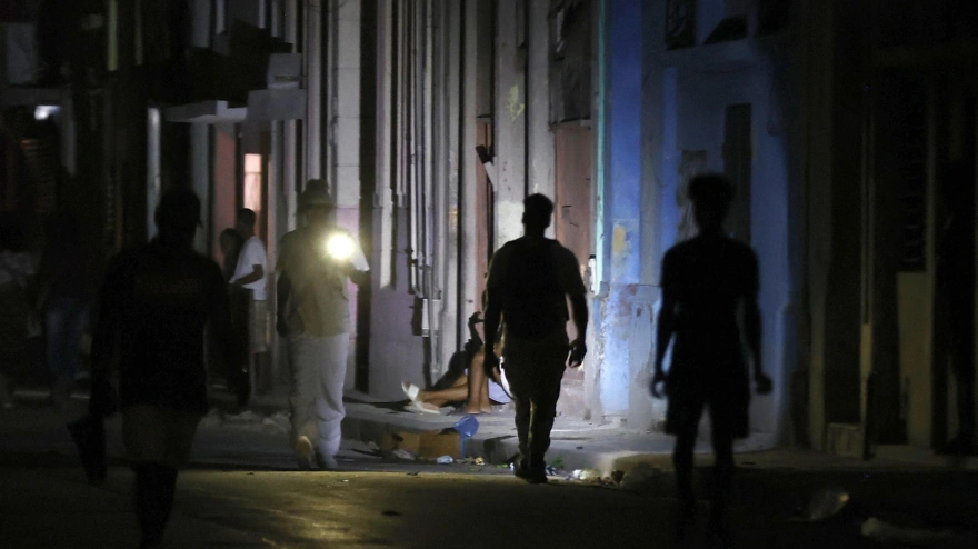 Personas caminando por una calle durante un apagón en La Habana (Cuba)