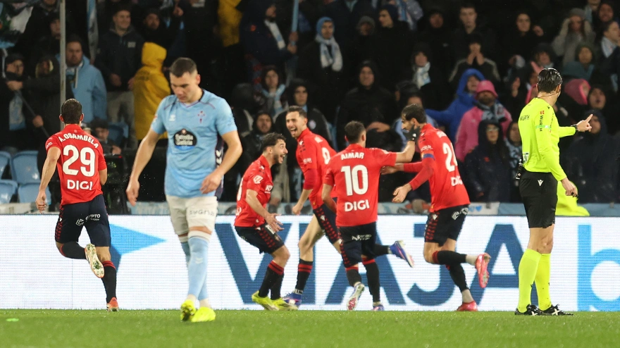 Raul García de Haro celebra su gol con sus compañeros en el Celta - Osasuna