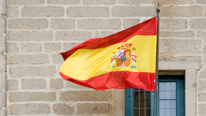 Bandera de España ondeando en El Escorial
