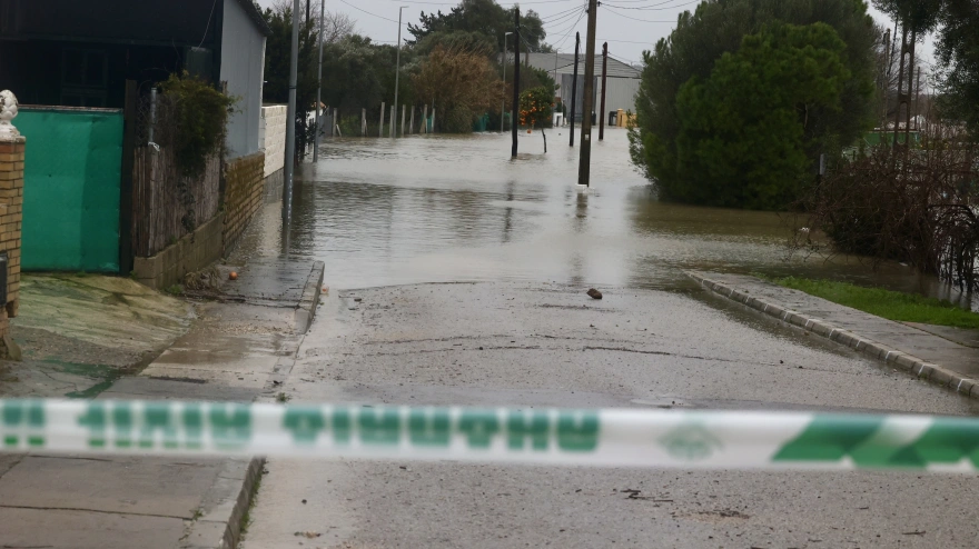 Imágenes del operativo de alerta activado en Jerez de la Frontera (Cádiz), donde la llegada de la borrasca 'Marta' puede ocasionar inundaciones debido al colapso de los colectores de agua
