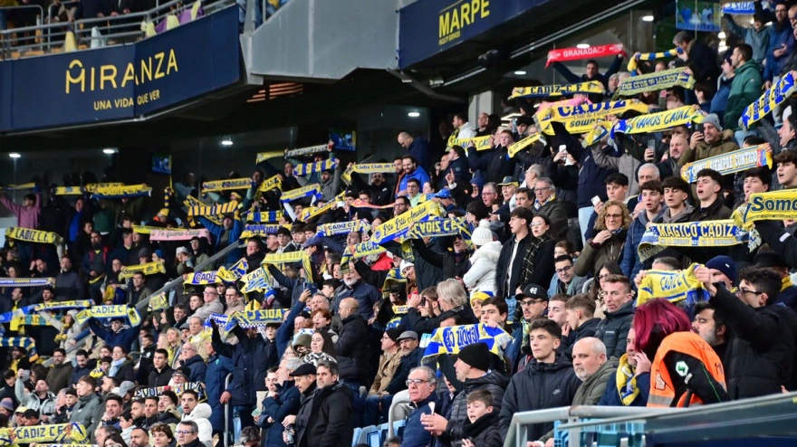 Aficionados del Cádiz en un partido en el estadio Nuevo Mirandilla.