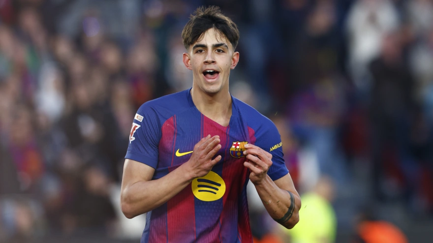 Marc Bernal celebra su gol con el Barcelona