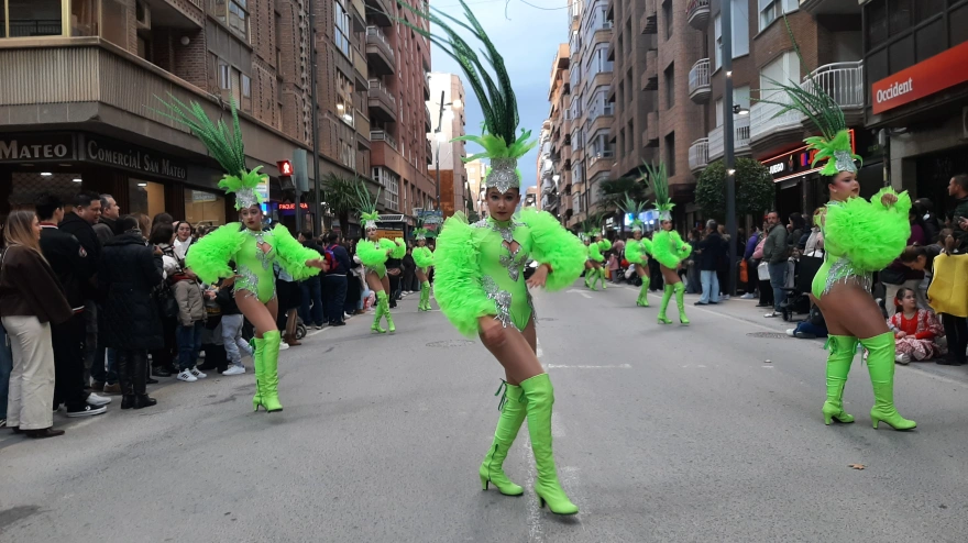 Una de las comparsas del carnaval de Lorca durante el desfile