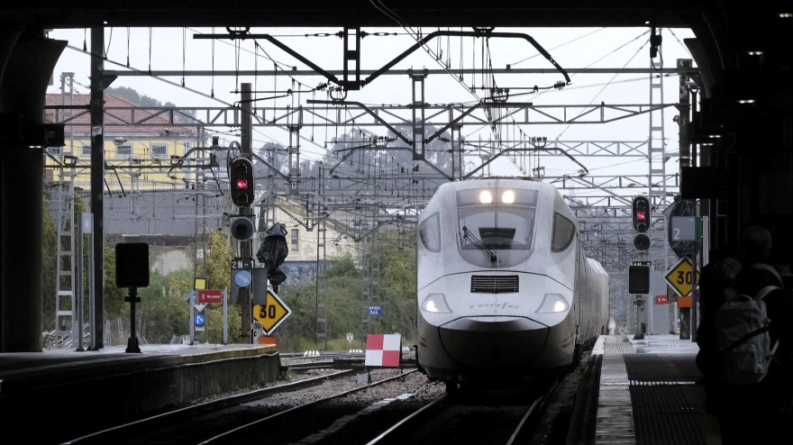 Un tren de alta velocidad llega a la estación de Oviedo