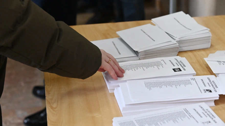 Aragoneses votan en un colegio electoral, a 8 de febrero de 2026, en Zaragoza