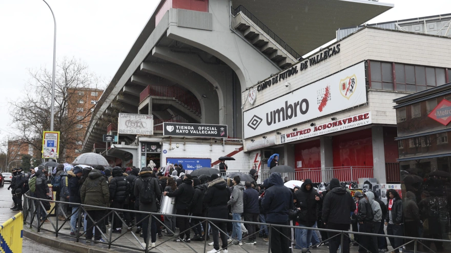 Aficionados protestando en las puertas del Estadio de Vallecas por la suspensión del Rayo - Oviedo