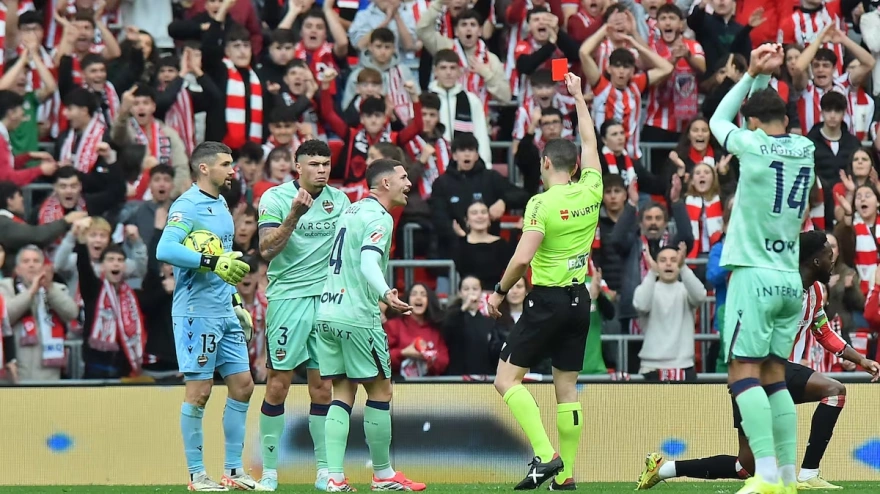 Muñiz Ruiz expulsó a Matturro antes de los primeros 20 minutos