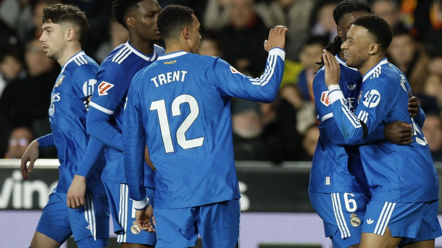Los jugadores del Real Madrid celebran el gol de Mbappé ante el Valencia