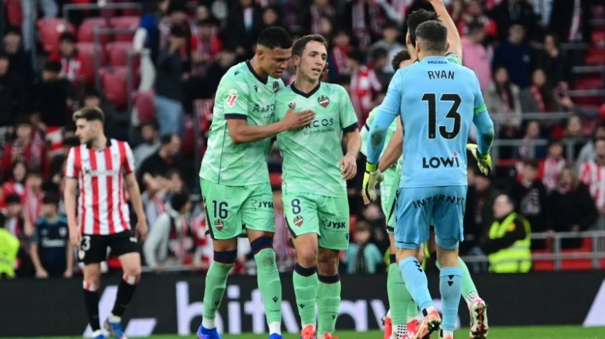 Arriaga felicita a Olasa por el gol anotado en Bilbao