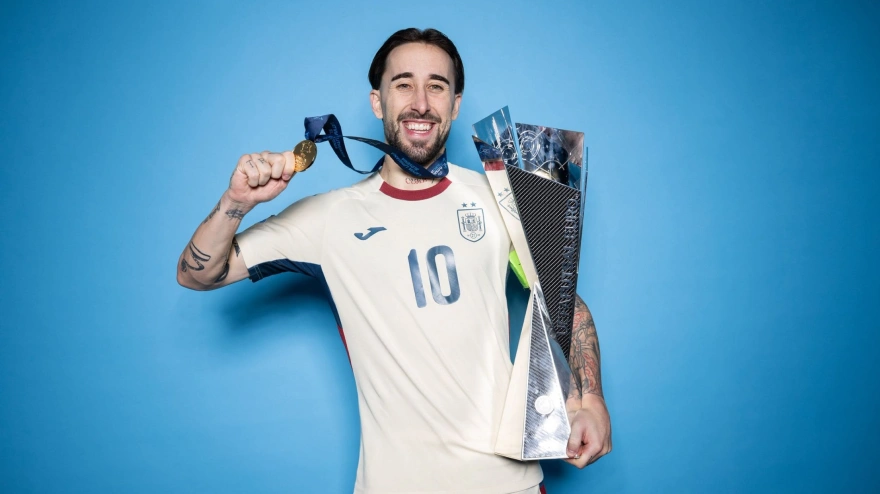 Mario Rivillos, posando con la Eurocopa