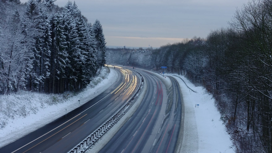 Imagen de archivo de una autopista nevada