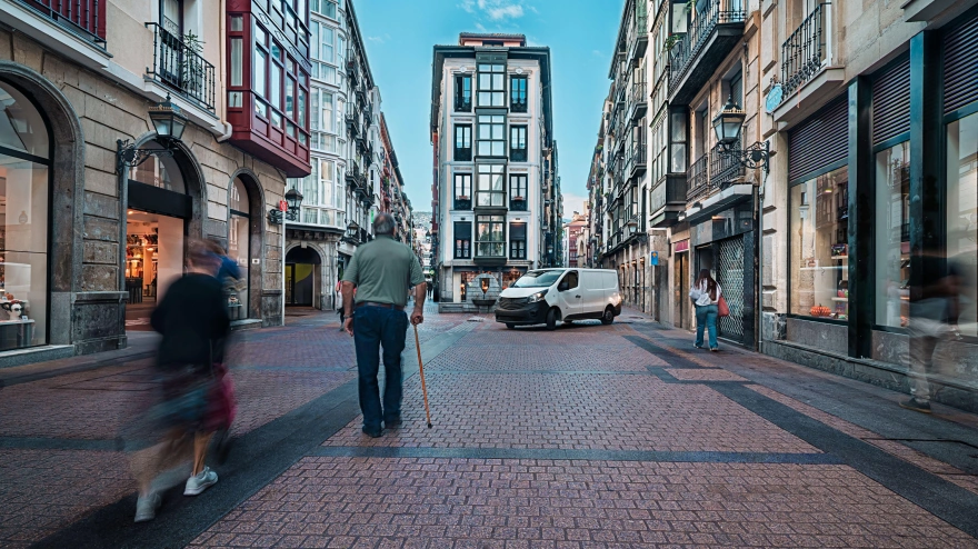 Un jubilado paseando por la animada calle de Bilbao