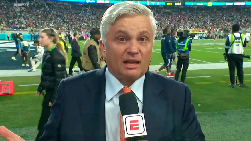 John Sutcliffe, periodista de la ESPN, en el descanso de la edición LX de la Super Bowl