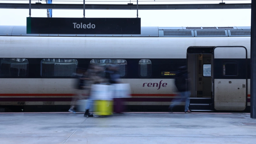 Un tren de Renfe llega a la estación de Toledo