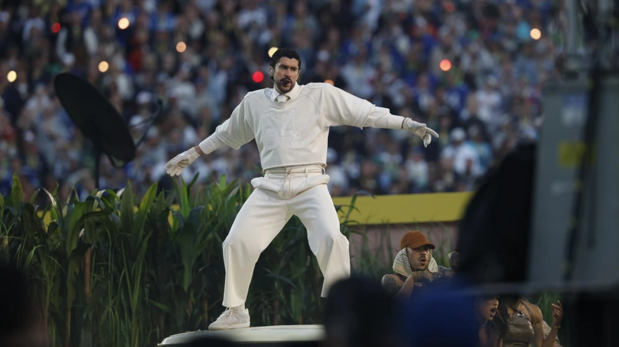 Bad Bunny se presenta durante el espectáculo de medio tiempo de Apple Music del Super Bowl LX de la NFL en el Levi's Stadium en Santa Clara, California.