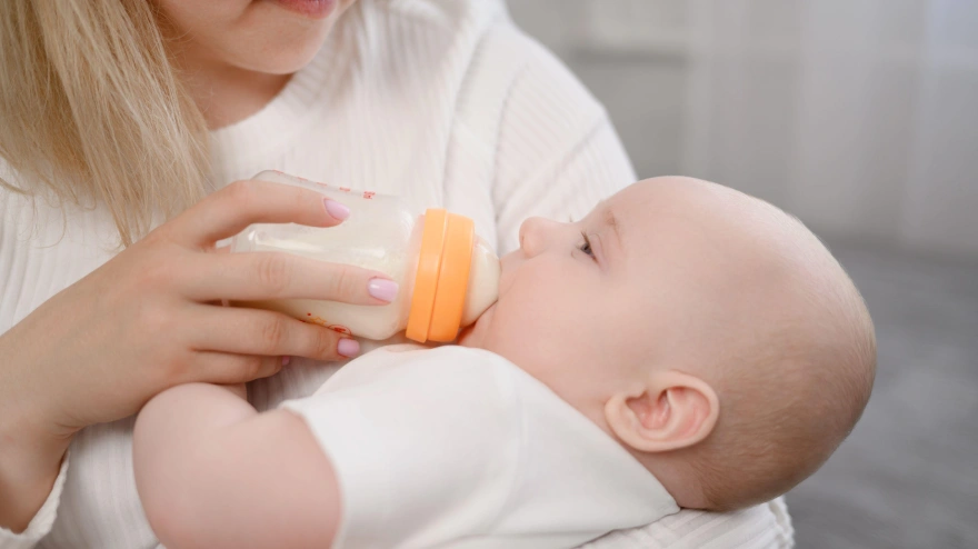 Bebé bebiendo leche