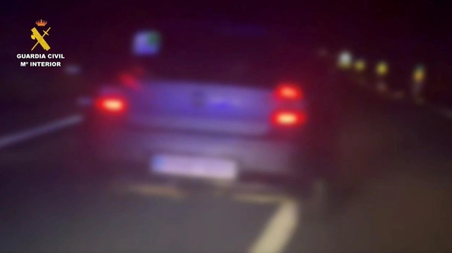 El conductor emprendió la huida hasta que el coche se averió