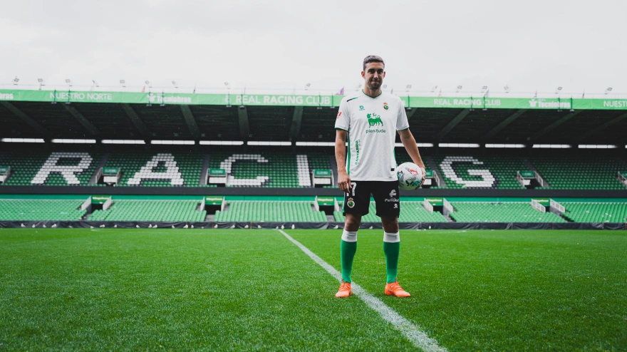 Jaime Mata con la grada y "Racing" de fondo