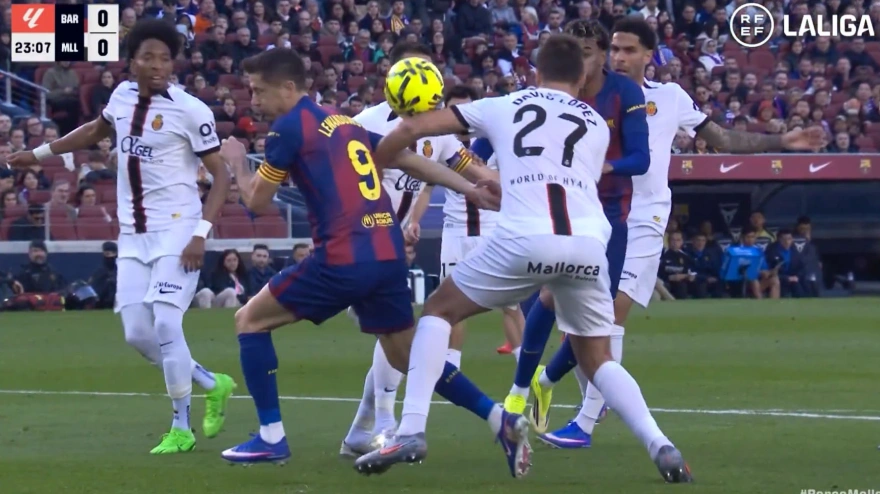 Mano de David López frente al Barcelona