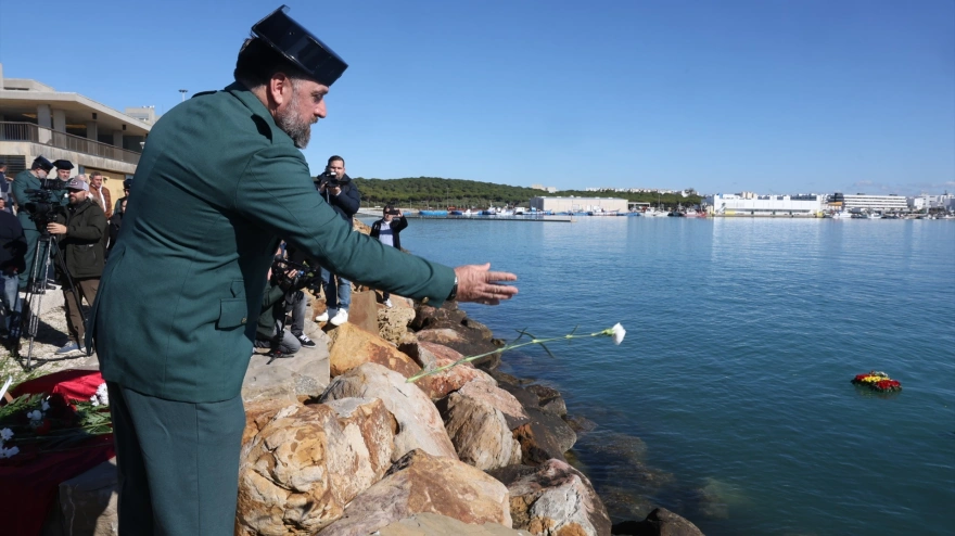 Una ofrenda floral en homenaje a los guardias civiles fallecidos, en el puerto de Barbate