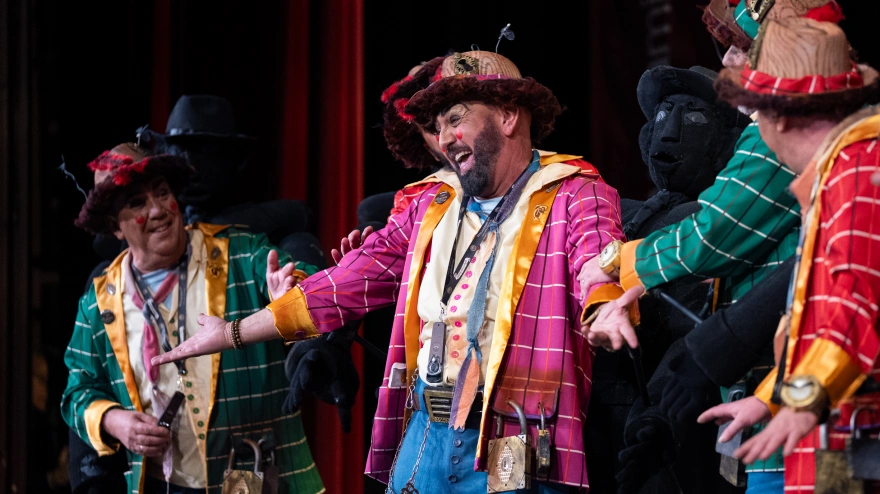 Chirigota 'Piensa mal y acertaras: los desconfiaos' - Semifinales