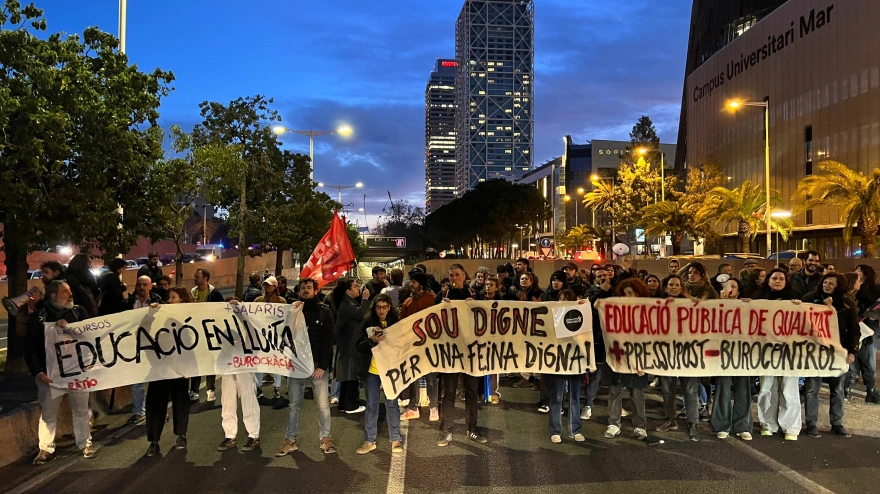 Desde las siete de la mañana, personal docente y laboral ha iniciado una serie de protestas que han resultado en el corte de algunas de las principales carreteras