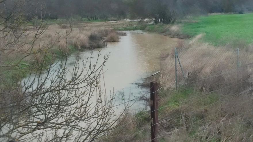 Desde el tractor, este río les impide salir de la finca