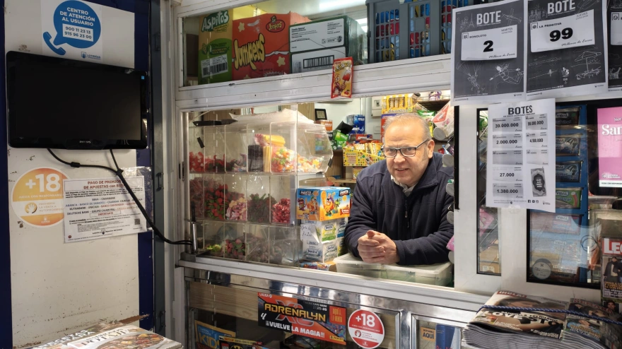 Rubén es la tercera generación del quiosco en calle Ferrari de Valladolid