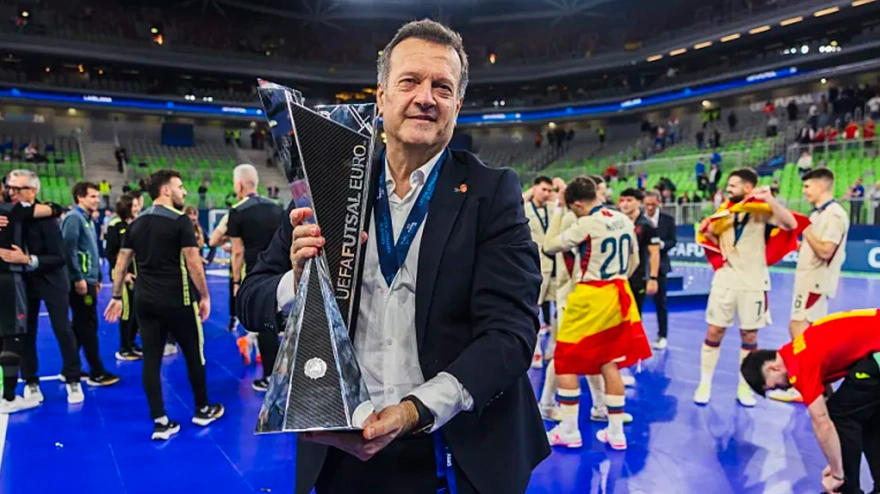 Jesús Velasco, con su primer trofeo como ganador del Europeo de selecciones en fútbol sala