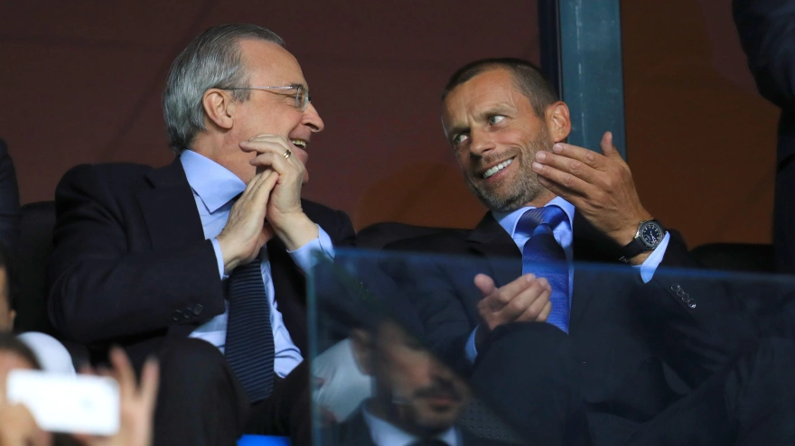 El presidente del Real Madrid, Florentino Pérez (izquierda), y el presidente de la UEFA, Aleksander Ceferin, en las gradas