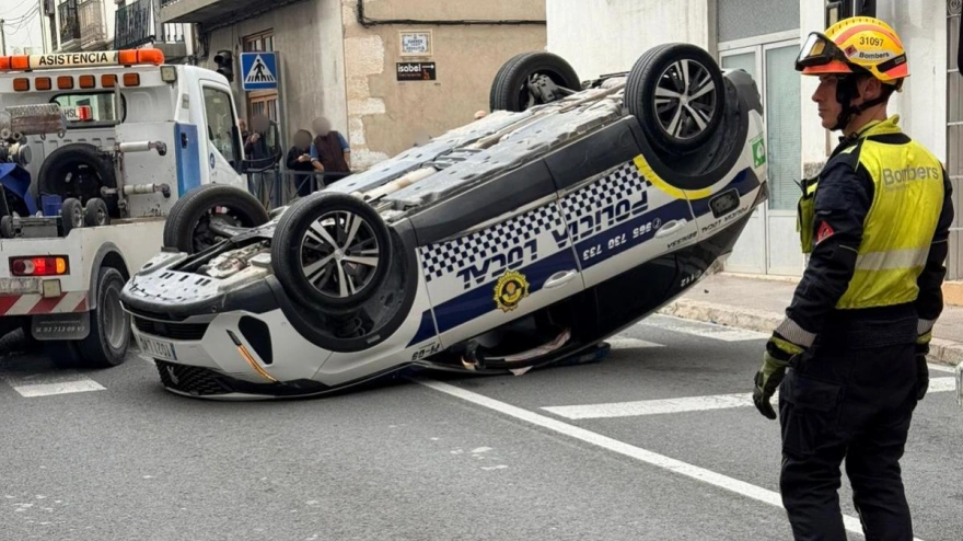 Vuelca un coche de la Policía Local de Benissa tras una colisión en plena avenida del País Valencià