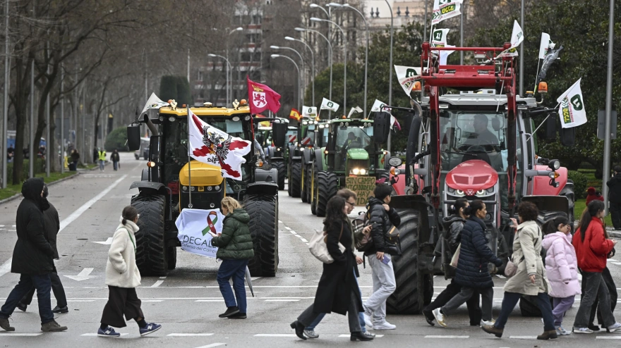 Cientos de tractores y agricultores recorren el centro de la capital este miércoles, convocados por Unión de Uniones y Unaspi en protesta por el acuerdo comercial entre la UE y el bloque de Mercosur