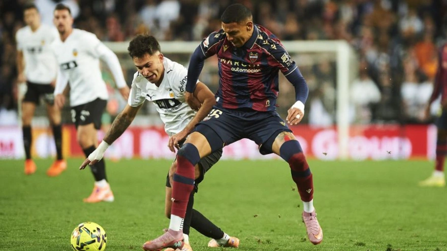 Arriaga y Hugo Duro pelean por una pelota en Mestalla