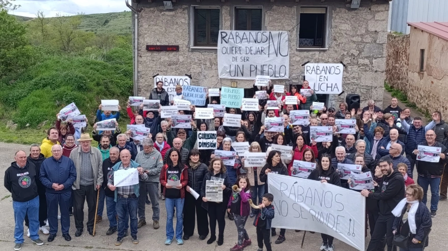 Concentración de los ciudadanos en Rábanos el día 4 de mayo en respuesta a la publicación de prensa del 1 de mayo, donde se enterearón del procedimiento