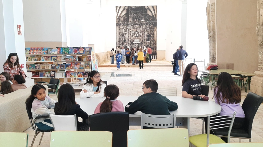 Niños en el centro sociocomunitario de la iglesia medieval de San Pedro