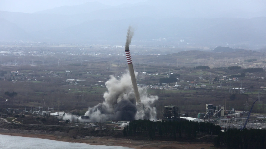 El derribo de Compostilla cambia el paisaje del Bierzo (León) y deja en pie media chimenea