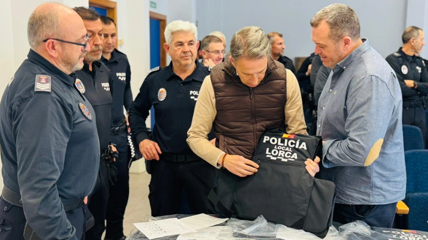 El alcalde y mandos de la Policía Local examinan los nuevos chalecos antibalas