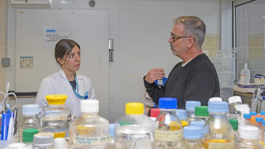 Roger Paredes en el laboratorio con una investigadora