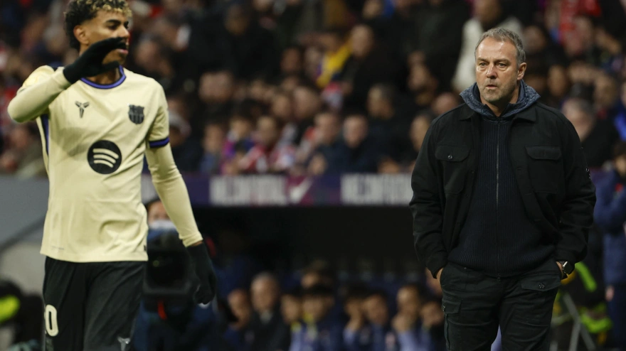 El entrenador del FC Barcelona Hans-Dieter Flick (d) durante el partido de ida de la semifinales de la Copa del Rey que Atlético de Madrid y FC Barcelona disputan este jueves en el estadio Metropolitano, en Madrid